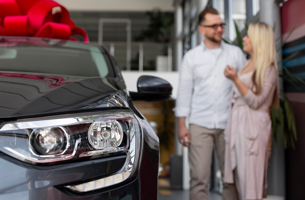 happy-customers-car-dealership