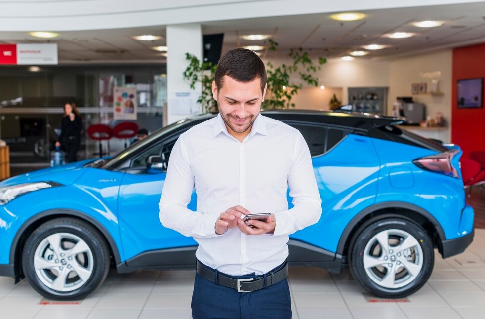 portrait-salesman-car-dealership