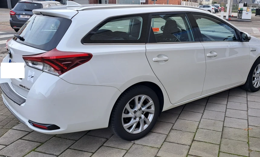 Toyota Auris 2016 Hybrid Electric/Gasoline Automatic Image 6