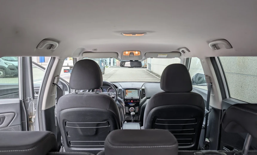 SsangYong XLV 2017 Diesel Manual Image 17