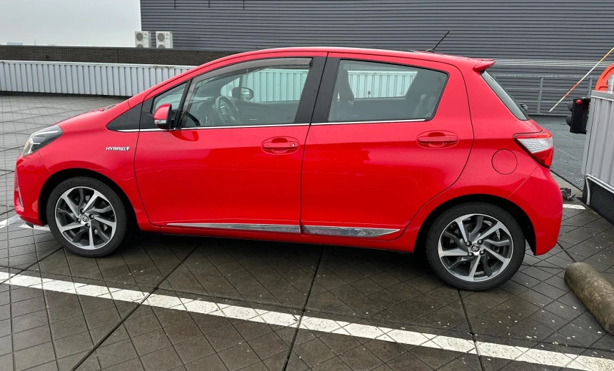 Toyota Yaris 2017 Hybrid Electric/Gasoline Automatic Image 4