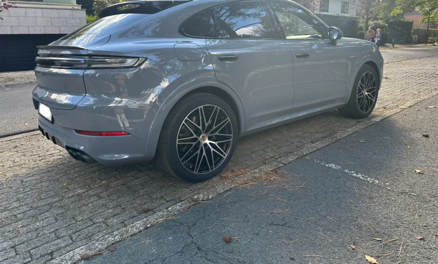 Porsche Cayenne 2023 Hybrid Electric/Gasoline Automatic Image 2