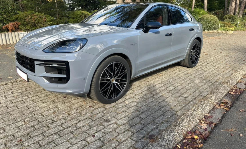Porsche Cayenne 2023 Hybrid Electric/Gasoline Automatic Image 0