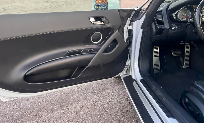 Audi R8 2012 Gasoline Automatic Image 3