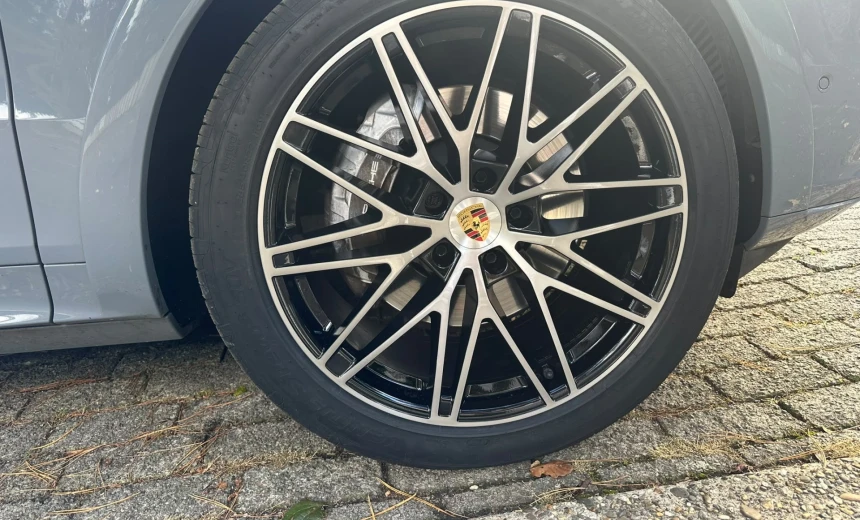 Porsche Cayenne 2023 Hybrid Electric/Gasoline Automatic Image 8