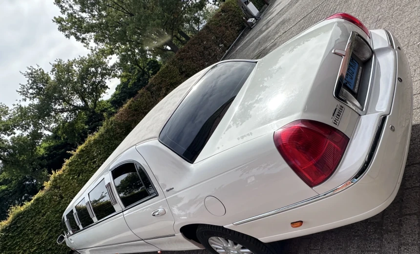 Lincoln Town Car 2004 Gasoline Automatic Image 2