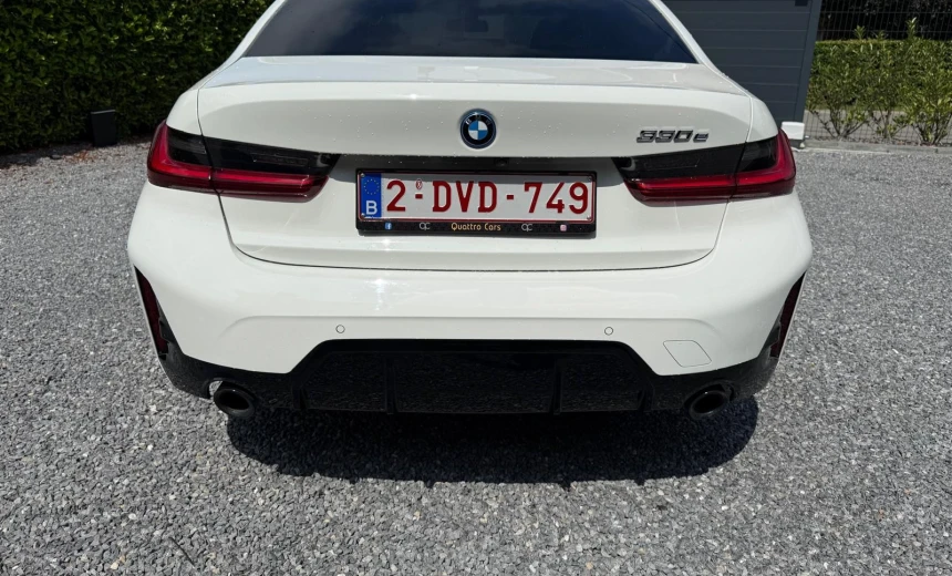 BMW 330 2023 Hybrid Electric/Gasoline Automatic Image 7