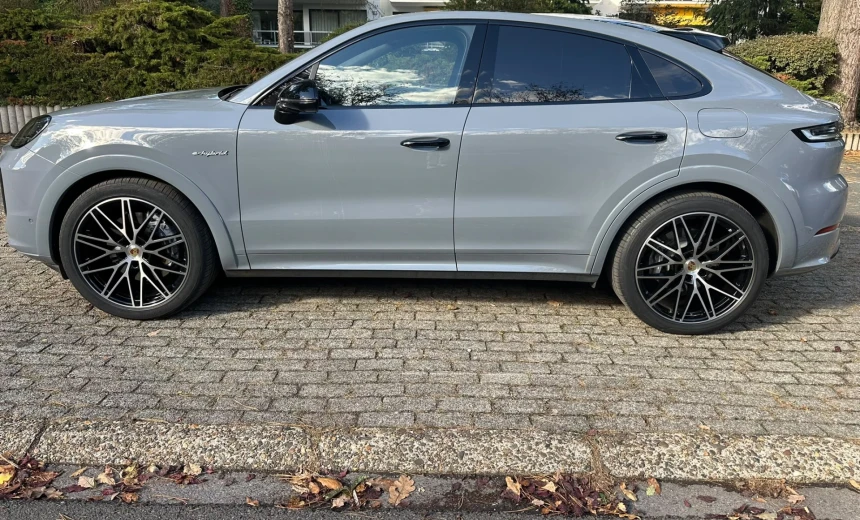 Porsche Cayenne 2023 Hybrid Electric/Gasoline Automatic Image 4