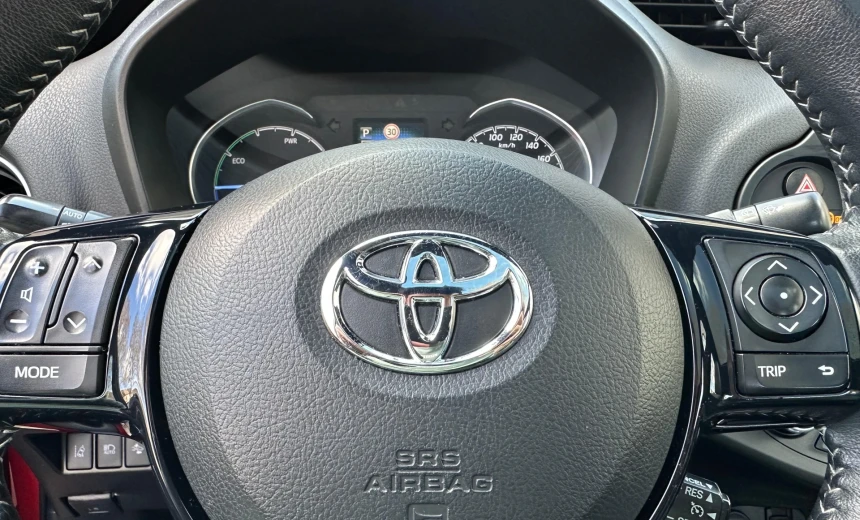 Toyota Yaris 2017 Hybrid Electric/Gasoline Automatic Image 10