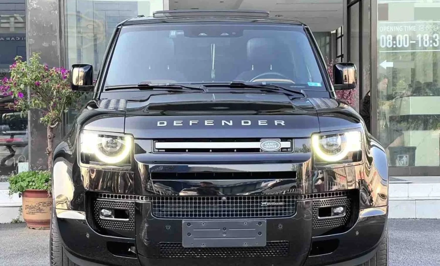 Land Rover Defender 2023 Gasoline Automatic Image 2
