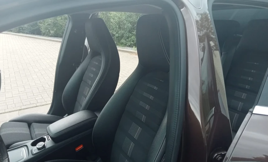 Mercedes-Benz GLA 180 2018 Gasoline Automatic Image 4