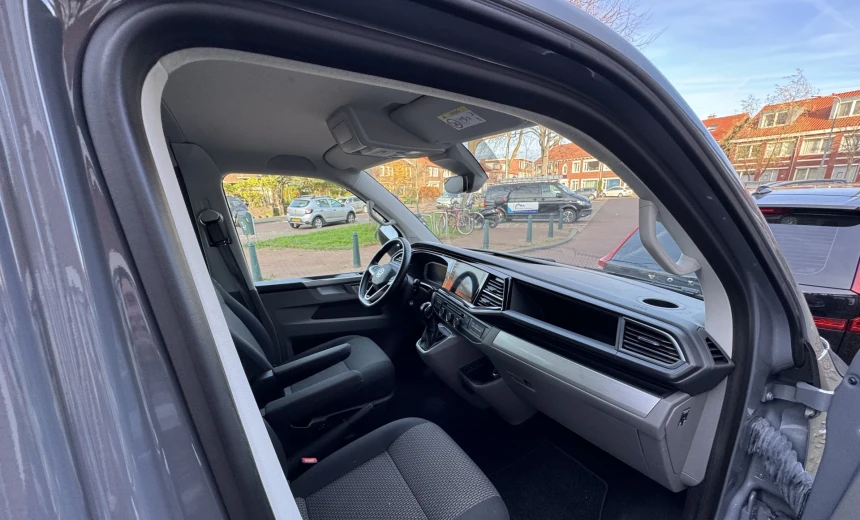 Volkswagen T6.1 Transporter 2023 Diesel Automatic Image 2