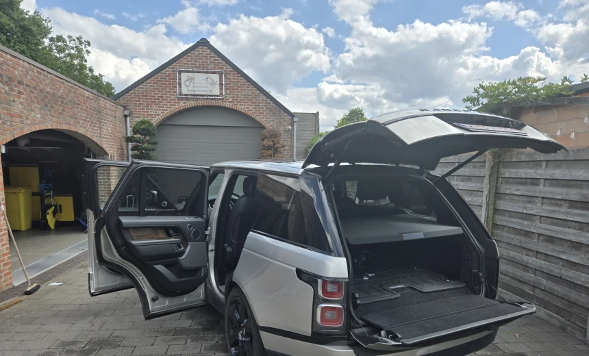 Land Rover Range Rover 2018 Hybrid Electric/Gasoline Automatic Image 3