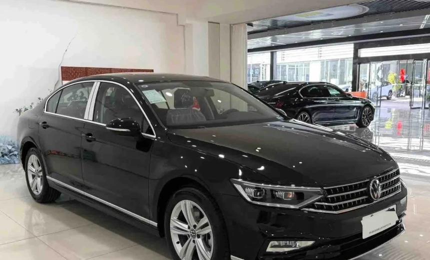 Volkswagen Passat 2025 Gasoline Automatic Image 2