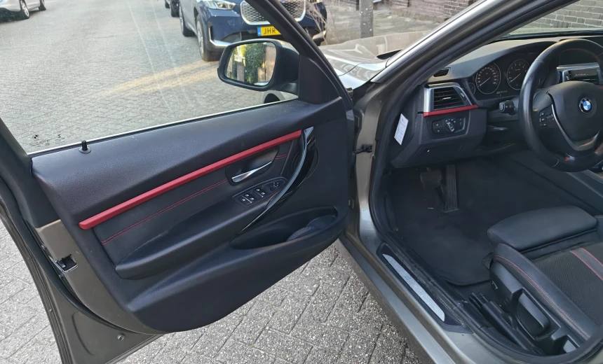 BMW 330 2016 Hybrid Electric/Gasoline Automatic Image 9