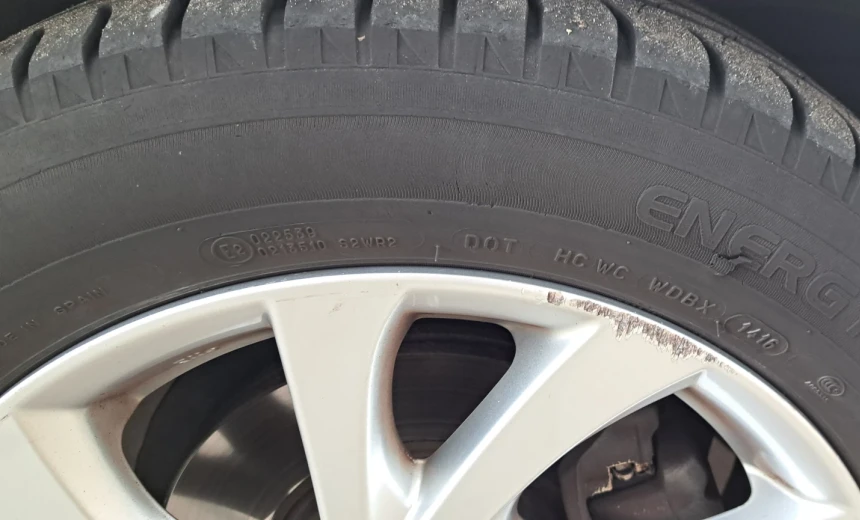 Toyota Auris 2016 Hybrid Electric/Gasoline Automatic Image 7