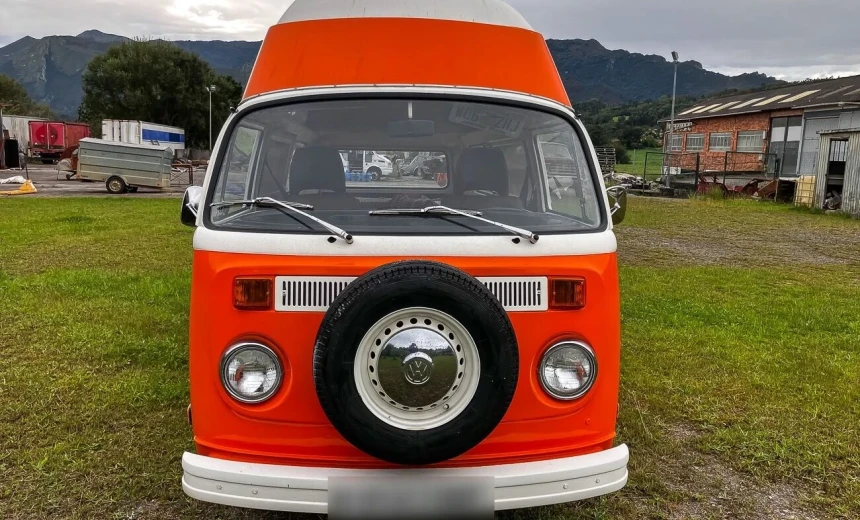 Volkswagen T5 Kombi 1976 Gasoline Manual Image 0