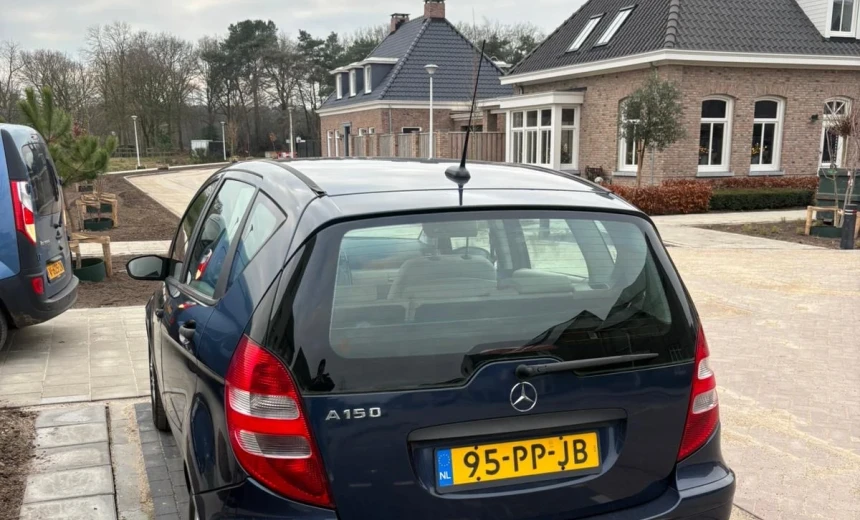 Mercedes-Benz A 150 2004 Gasoline Manual Image 2