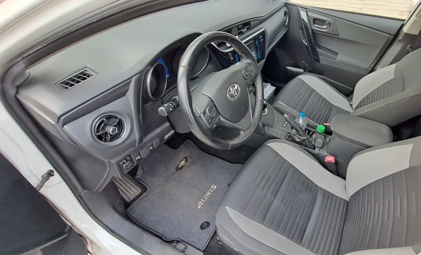 Toyota Auris 2016 Hybrid Electric/Gasoline Automatic Image 1