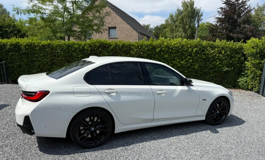 BMW 330 2023 Hybrid Electric/Gasoline Automatic Image 4