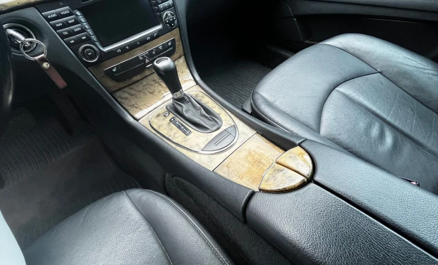 Mercedes-Benz E 200 2006 Gasoline Automatic Image 12