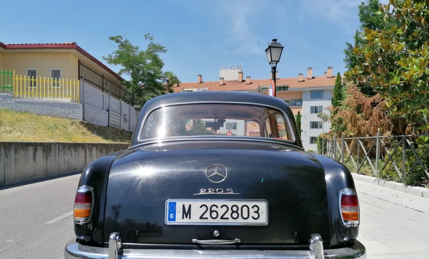 Mercedes-Benz 220 1961 Gasoline Manual Image 3