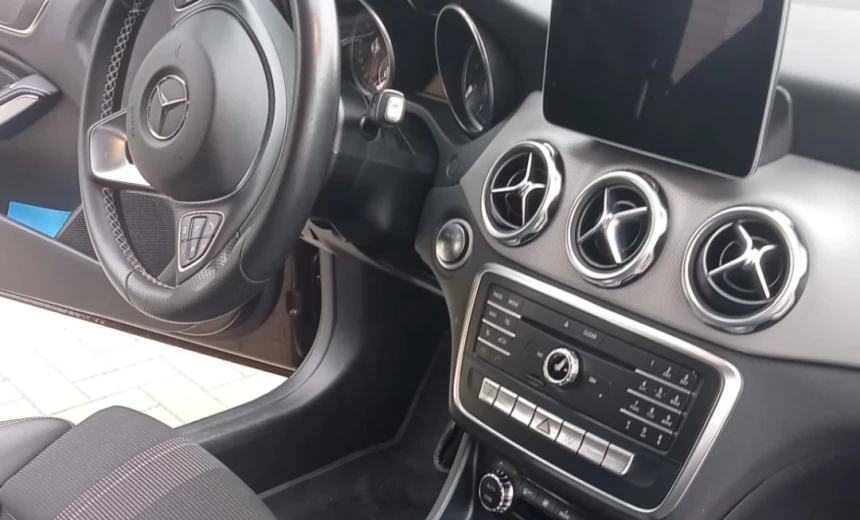 Mercedes-Benz GLA 180 2018 Gasoline Automatic Image 5