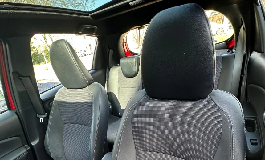 Toyota Yaris 2017 Hybrid Electric/Gasoline Automatic Image 15