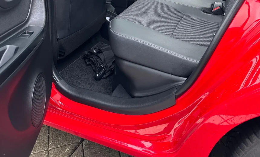 Toyota Yaris 2017 Hybrid Electric/Gasoline Automatic Image 1