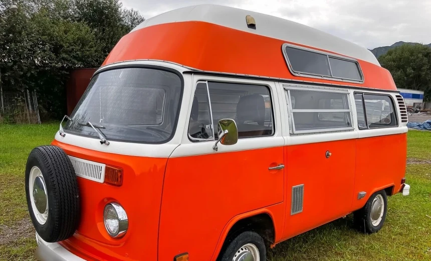 Volkswagen T5 Kombi 1976 Gasoline Manual Image 1