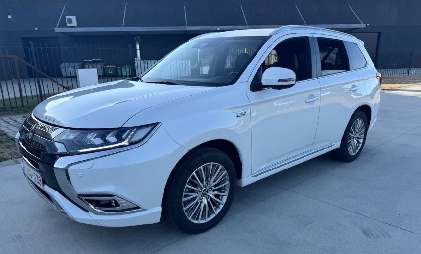 Mitsubishi Outlander 2019 Hybrid Electric/Gasoline Automatic Image 1