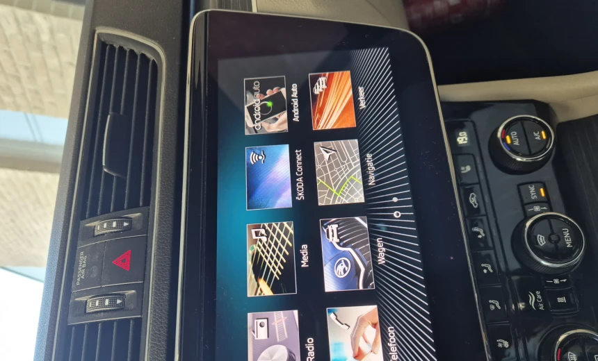 Skoda Superb 2019 Gasoline Automatic Image 16