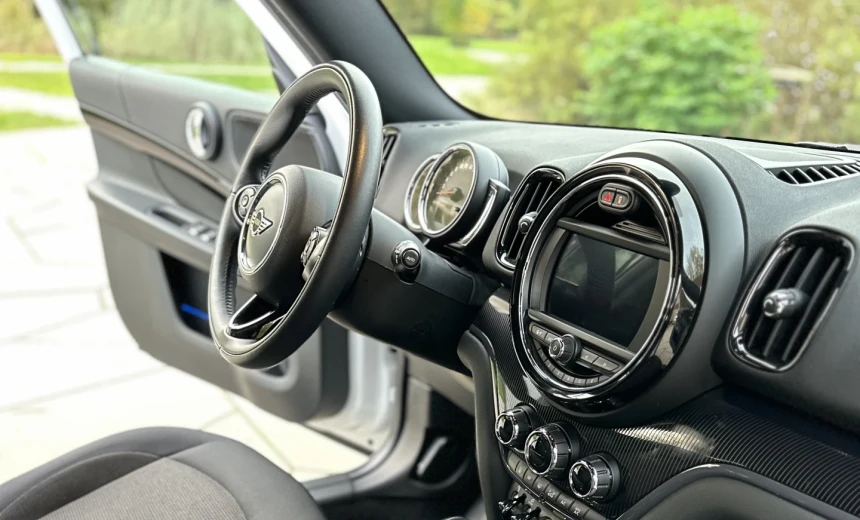 MINI Cooper Countryman 2018 Hybrid Electric/Gasoline Automatic Image 15