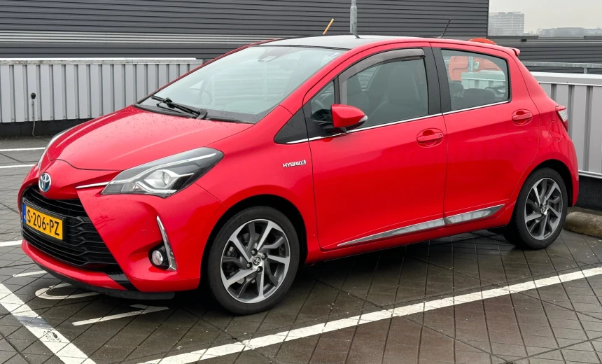 Toyota Yaris 2017 Hybrid Electric/Gasoline Automatic Image 0