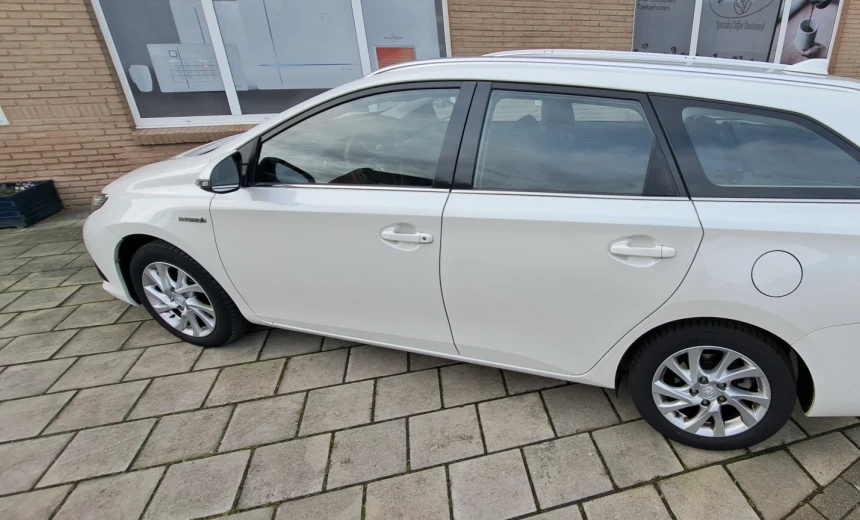 Toyota Auris 2016 Hybrid Electric/Gasoline Automatic Image 2