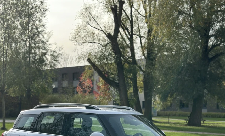 MINI Cooper Countryman 2018 Hybrid Electric/Gasoline Automatic Image 2