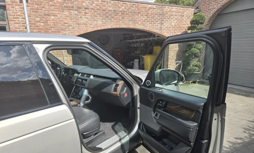 Land Rover Range Rover 2018 Hybrid Electric/Gasoline Automatic Image 9