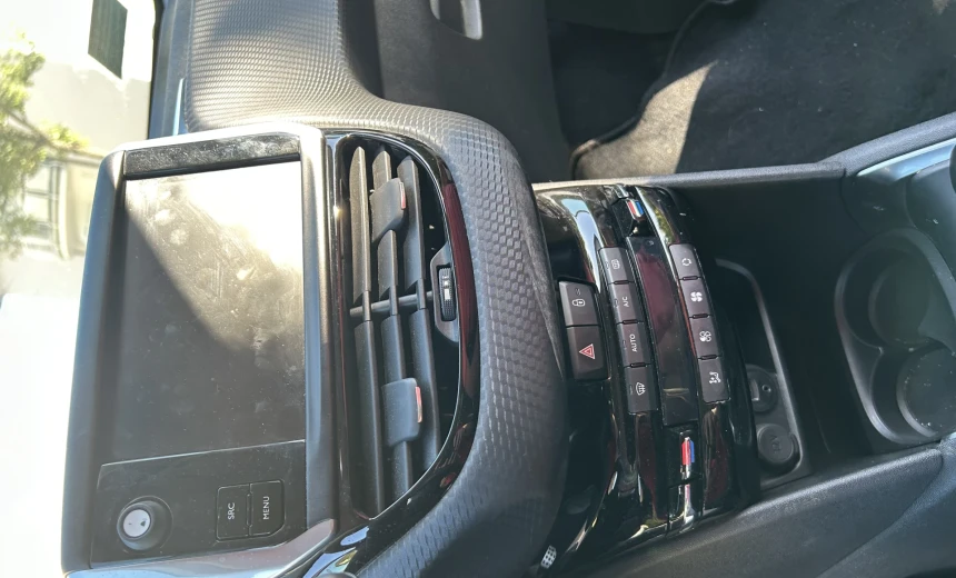 Peugeot 208 2015 Gasoline Manual Image 3