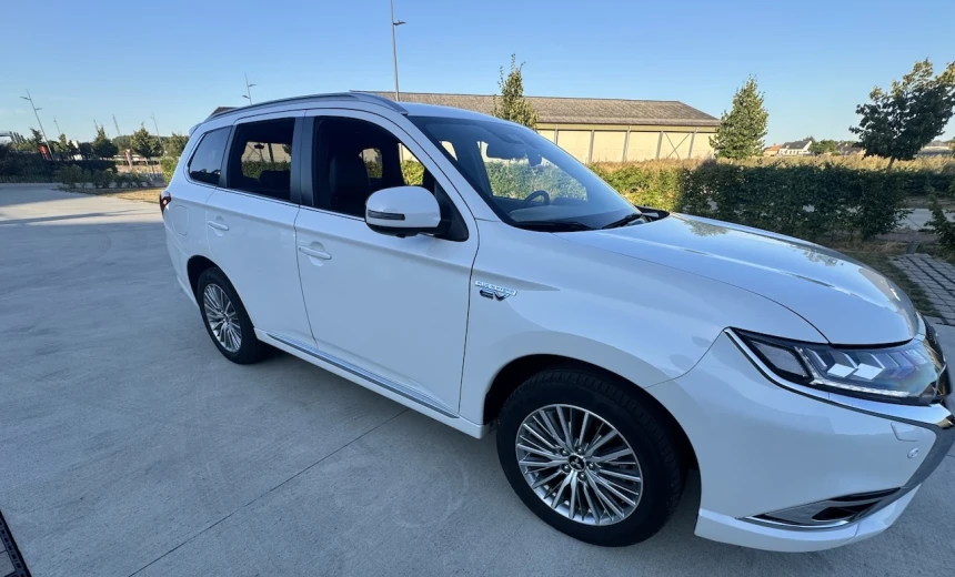 Mitsubishi Outlander 2019 Hybrid Electric/Gasoline Automatic Image 5