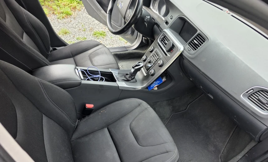 Volvo V60 2018 Gasoline Automatic Image 11