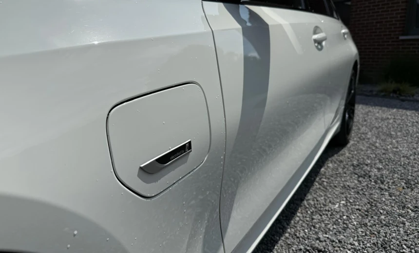 BMW 330 2023 Hybrid Electric/Gasoline Automatic Image 10