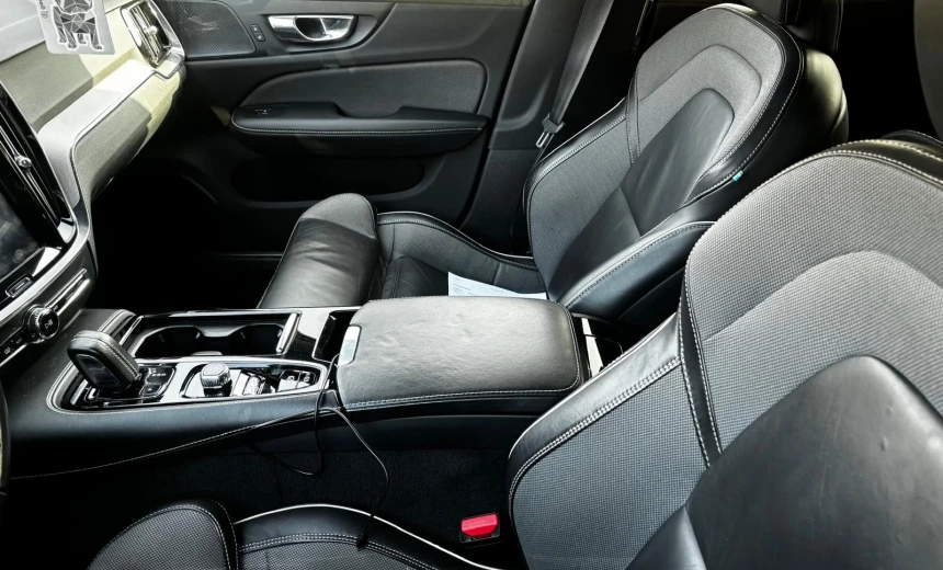 Volvo V60 2021 Hybrid Electric/Gasoline Automatic Image 3