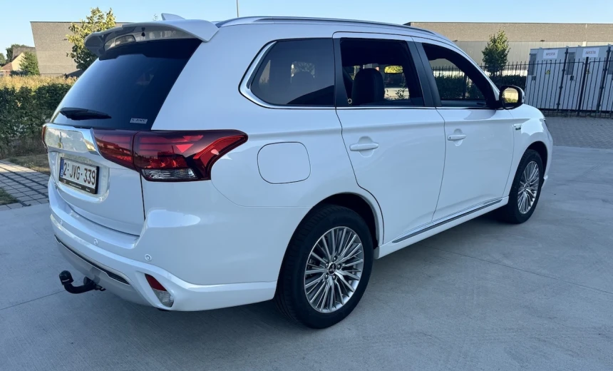 Mitsubishi Outlander 2019 Hybrid Electric/Gasoline Automatic Image 19