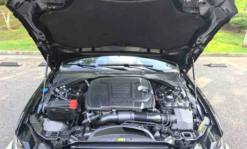 Jaguar XE 2025 Gasoline Automatic Image 9