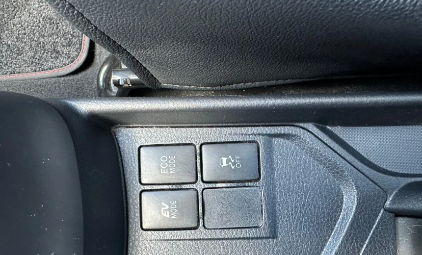 Toyota Yaris 2017 Hybrid Electric/Gasoline Automatic Image 8