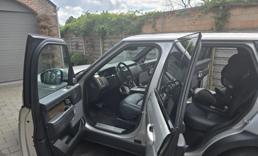 Land Rover Range Rover 2018 Hybrid Electric/Gasoline Automatic Image 10