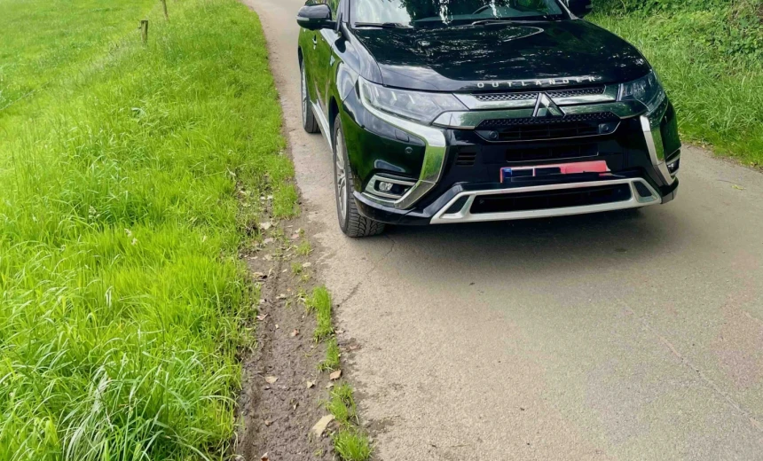 Mitsubishi Outlander 2019 Hybrid Electric/Gasoline Automatic Image 3