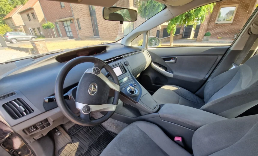 Toyota Prius 2010 Hybrid Electric/Gasoline Automatic Image 4