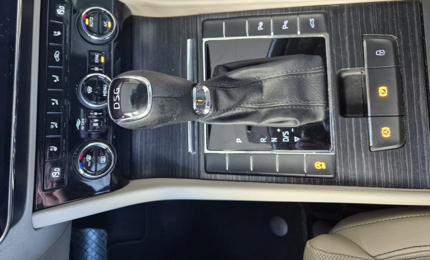 Skoda Superb 2019 Gasoline Automatic Image 14