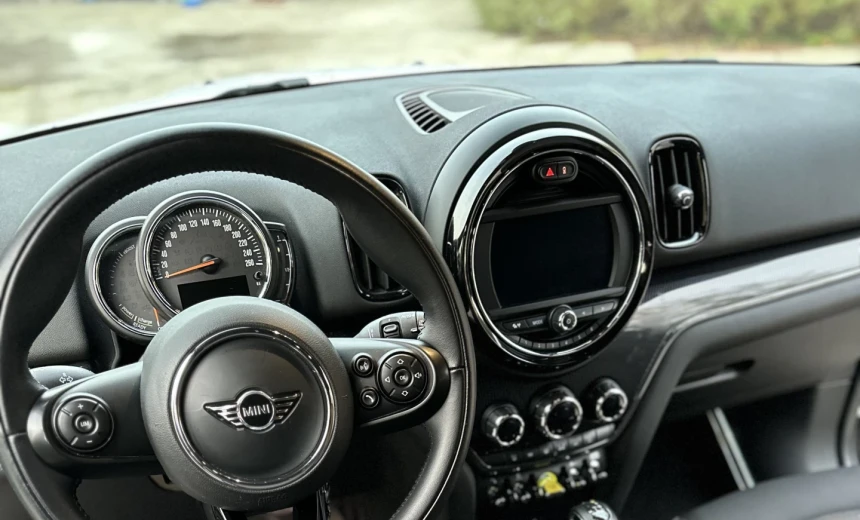 MINI Cooper Countryman 2018 Hybrid Electric/Gasoline Automatic Image 16